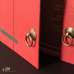 Boîte cadeau pour vin personnalisable en forme de livre avec design multi-couches, impression de logo UV, matériau en carton gris - Product Image 3