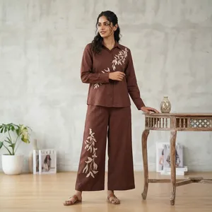 Conjunto de camisa y pantalones de algodón bordado marrón para mujer, manga larga, cuello vuelto, corte holgado, informal, para todas las estaciones - Product Image 2