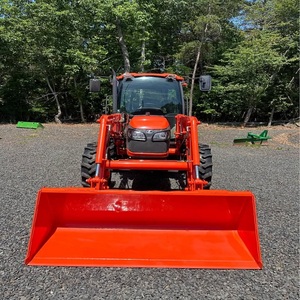 Tractor Kubota M7040 con motor diésel de 70 HP para agricultura, preparación de tierras, trabajo pesado y rendimiento agrícola. - Product Image 5
