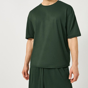 Ensemble décontracté homme vert foncé : T-shirt à manches courtes col rond et short en polyester respirant, léger et coupe ample, couleur unie - Product Image 4