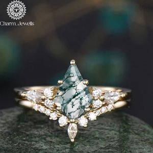 Bague de fiançailles pour femme en argent plaqué or rose avec moissanite taille coussin et pierre verte incrustée, sertie à griffes - Product Image 3