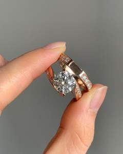 Anillo de Compromiso con Diamante Cultivado en Laboratorio de Corte Redondo, Anillo de Boda Moderno con Pavé en Oro Rosa de 14k - Product Image 2