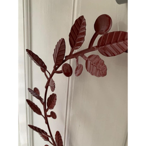 Guirnalda de metal marrón rústico para decoración de pared con hojas botánicas de hierro fundido texturizado y pequeños frutos para un toque vintage - Product Image 4