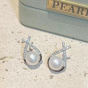 Pendientes de Perlas de Agua Dulce Redondas Pequeñas de 7 mm de Alta Calidad con un Atractivo Diseño Dinámico y Elegante en Forma de Pez de Plata S925 - Product Image 2