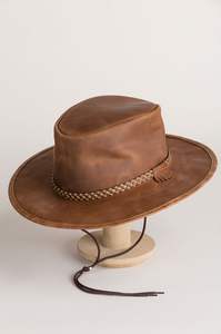 Chapeau en cuir véritable, parfait pour les hommes et les femmes recherchant un couvre-chef durable au style classique et intemporel - Product Image 2