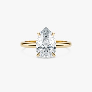 Anillo de Compromiso de Lujo con Diamante Cultivado en Laboratorio de 2.50 Quilates en Forma de Pera, con Halo Oculto y Engaste de Puntas en Oro Amarillo de 14 Quilates - Product Image 1