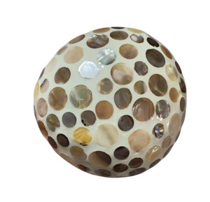 Mosaico artístico con forma de corazón y efecto craquelado en la concha, convierte esta taza de coco de nácar en una pieza única y sostenible para la decoración del hogar. - Product Image 4