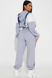 Conjunto Deportivo de Mujer con Pedrería, Pantalones Deportivos Anchos y Sudadera con Capucha, Ropa Urbana Personalizada - Product Image 2