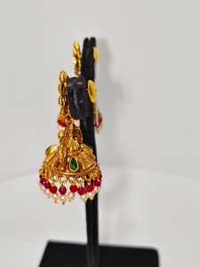 Pendientes Antiguos de Oro Sólido de 22k con Motivo de Lakshmi Hechos a Mano, Joyería de Boda con Esmeraldas Verdes y Perlas Naturales - Product Image 3