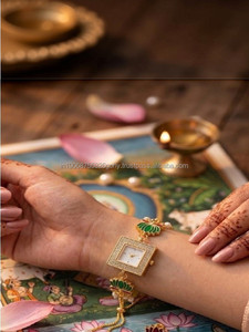Montre rectangulaire dorée avec breloque feuille verte et accent perle, bracelet fait main pour femme adulte, idéal mariage - Product Image 4