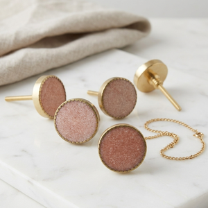 Nuevas perillas de gabinete de cuarzo rosa natural, juego de 5 tiradores de cajón de piedra con detalles de latón, herrajes para muebles de lujo para Cocina - Product Image 1