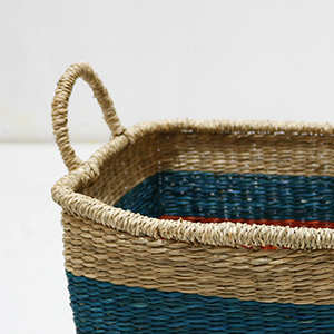 Panier de rangement artisanal en jonc de mer, motif rayé bleu naturel, tissé à la main, décoration d'intérieur - Product Image 4