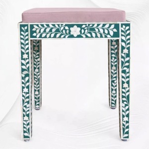 Mesa de ajedrez artesanal con incrustaciones de hueso, taburete lateral geométrico en blanco y negro, mesa de centro de resina y madera de lujo vintage para sala de estar - Product Image 4