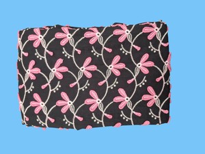Tela de Algodón Bordada con Flores 3D en Negro y Rosa de Lujo – Elegante Patrón de Enredaderas en Tono Rosa con Apliques en Relieve - Product Image 3