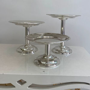 ขาตั้งเค้กโลหะเคลือบเงินคลาสสิก พร้อมกระจกเงา เหมาะสำหรับตกแต่งบ้าน งานอีเว้นท์ และเป็นของขวัญพรีเมียมจากอินเดีย - Product Image 1