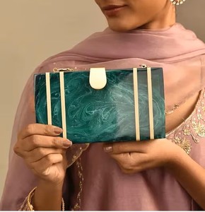 Bolso de mano de resina hecho a mano con acabado marmoleado, con bordes de cuentas, para noche, boda o novia, con carcasa rígida. - Product Image 5