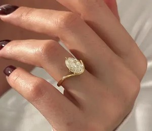 Bague solitaire moderne en diamant avec élégante bande en V, bijou de luxe pour fiançailles, mariage ou anniversaire, design raffiné. - Product Image 3