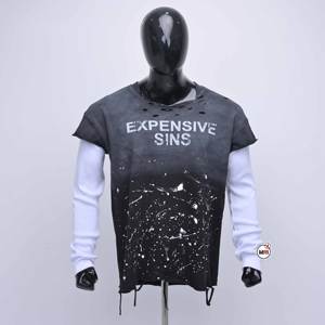 Haut à manches longues de style streetwear de haute qualité, superposé avec un t-shirt noir vieilli à manches courtes sur des manches blanches. - Product Image 2