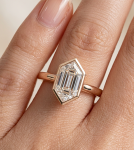 Anillo de Compromiso de Oro Amarillo de 14k con Circonita CVD Cultivada en Laboratorio Arin, Corte Hexagonal de 2.52ct, F VVS-VS, con Certificado IGI - Product Image 1