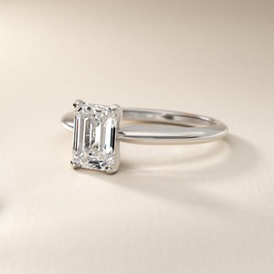Anillo de compromiso solitario con corte esmeralda certificado por GIA, de cuatro puntas, con diamante cultivado en laboratorio de 2.10 ct, E VS1, en oro sólido de 14K, para regalo nupcial. - Product Image 1