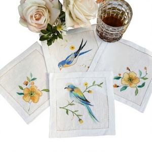 Broderie délicate d'oiseaux sur des serviettes en lin, ajoutant une touche légère d'inspiration naturelle aux repas confortables et aux tables de jardin. - Product Image 5
