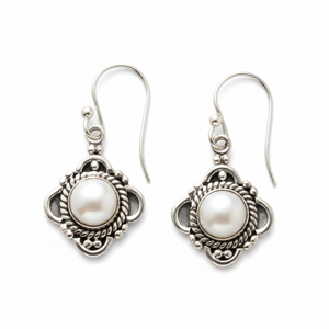 Clásicos Pendientes de Plata 925 con Perlas de Agua Dulce y Diseño de Flor para Uso Diario de Mujeres. - Product Image 1