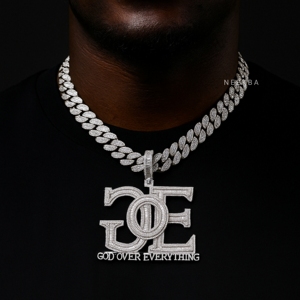 Colgante Dios Sobre Todo - Colgante con Letra de Moissanita en Plata de Ley 925, Pieza de Moissanita 100% Hecha a Mano - Product Image 2