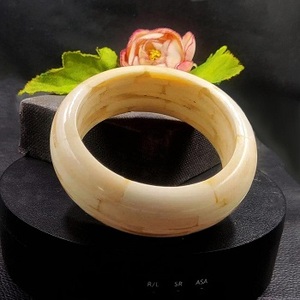Pulsera Artesanal de Hueso Natural con Incrustaciones de Cuerno a Rayas Anchas, Ecológica, Moderna, Boho Chic, Apilable, Decoración para el Hogar - Product Image 6