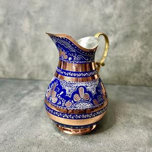 Jarra de cobre clásica con grabado floral, ideal como centro de mesa y para servir a los invitados, venta al por mayor desde India. - Product Image 4