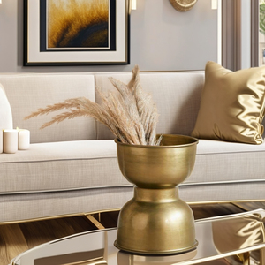 Maceta de metal con acabado dorado brillante, ideal para centros de mesa de boda, diseños florales con lirios rosas o flores de temporada - Product Image 1