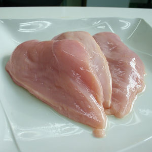 Pollo Halal Congelado Entero de Grado de Exportación Procesado Bajo Certificación Halal Supervisada Mediante el Sistema de Sacrificio Islámico por Tiempo - Product Image 1