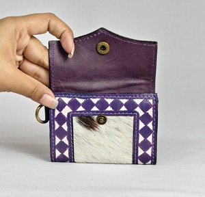 Monedero Pequeño de Cuero Genuino con Diseño Floral Repujado a Mano con Cartas de As y Piel de Vaca, Correa de Muñeca y Cierre de Botón a Presión - Product Image 3