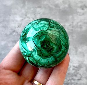 Boule de sphère de pierre précieuse d'agate de malachite verte naturelle de qualité supérieure Quartz poli pour la guérison et la méditation Feng Shui - Product Image 5