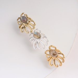 Anillos de latón con labradorita y gema de pulpo de Moku Jewellery, joyería artesanal para mujer, estilo glamuroso inspirado en el océano. - Product Image 6