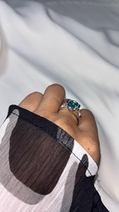 Bague en diamant moissanite bleu cyan, taille portugaise, bijou élégant, éclat intemporel, brillance, savoir-faire raffiné, design radieux - Product Image 2