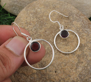 ต่างหูห้อยทรงหยดน้ำ ทำจากเงินแท้ 925 ประดับด้วยพลอยโกเมนแดงธรรมชาติ งานฝีมือชั้นสูง สำหรับทุกเพศ  หินประจำเดือนมกราคม  เครื่องประดับงานฝีมือ  ขายส่ง - Product Image 3