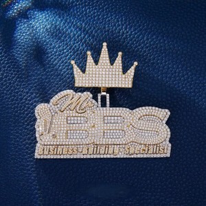 Colgante de Plata de Ley 925 con Moissanita y Baño de Rodio para Hombre, Diseño de Corazón Bicolor con Cierre Certificado y Letra de Nombre Personalizada, Joyería de Rapero - Product Image 1