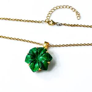 Colgante de malaquita con forma de flor tallada, elegante collar de piedra preciosa para mujer, venta al por mayor de joyería. - Product Image 2