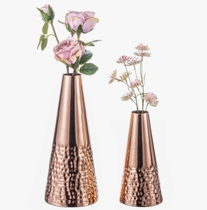 Ensemble de vases en métal martelé or rose - Contenants floraux coniques Art Déco faits à la main, écologiques, élégants pour la décoration intérieure, table et étagère - Product Image 1
