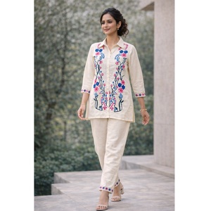 ชุดเซ็ตสีขาวสำหรับผู้หญิง แขนสั้น เหมาะสำหรับใส่ทำงานและไปงานปาร์ตี้ สินค้าขายดี มีจำหน่ายในราคาประหยัด - Product Image 1