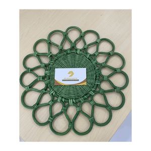 Assiette ronde en rotin artisanale du Vietnam - Vente en gros, design floral vintage écologique, décoration murale et dessous de plat durable - Product Image 4