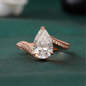 แหวนหมั้นทองคำขาว 14K ประดับเพชรทรงลูกแพร์ 2.29 กะรัต เพชรเลี้ยงในห้องปฏิบัติการ VVS1-VVS2 DEF แบบเดี่ยว ตัวเรือนแบบหนามเตย - Product Image 1