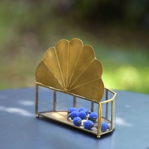 Caja de Almacenamiento de Joyas con Tapa en Forma de Concha Dorada y Paneles de Vidrio para Decoración y Organización - Product Image 6