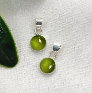 Colgantes de Plata Hechos a Mano con Gema de Peridoto en Bisel Redondo de 6 mm - Product Image 1