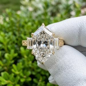 Bague Art Déco en or jaune 14 carats avec trois diamants taille marquise néerlandaise de 5,01 carats, certifiée IGI, pour cadeau de fiançailles pour petite amie - Product Image 6