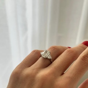Bague élégante à trois pierres en diamant de laboratoire taille coussin de 3 carats avec pierres latérales trillons en or blanc, jaune et rose pour femme - Product Image 2