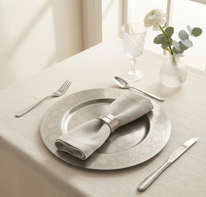 Assiettes de service rondes tendance en argent plaqué avec motif gravé pour mariage, idéales pour la nourriture et les salades - Product Image 1