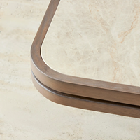 Table basse artisanale en bois recyclé avec variations de grain naturel et finition mate, design personnalisable, forme sur mesure, salon