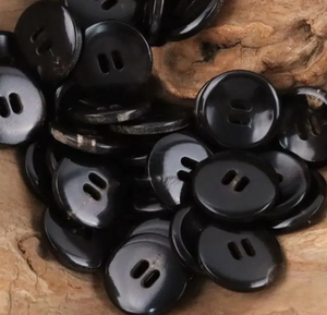 กระดุมเขาควายธรรมชาติ ขัดเงา 4 รู เย็บมือ ทนทาน ทันสมัย เป็นมิตรกับสิ่งแวดล้อม รูปทรงกลม ออกแบบได้ตามต้องการ - Product Image 2