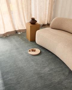 Alfombra de lana sólida, alfombra hecha a mano con técnica tufting, alfombra moderna, alfombra lisa para área de estar, proveedor de alfombras personalizadas, alfombra de lujo hecha a mano en tonos neutros, exportador de alfombras. - Product Image 4